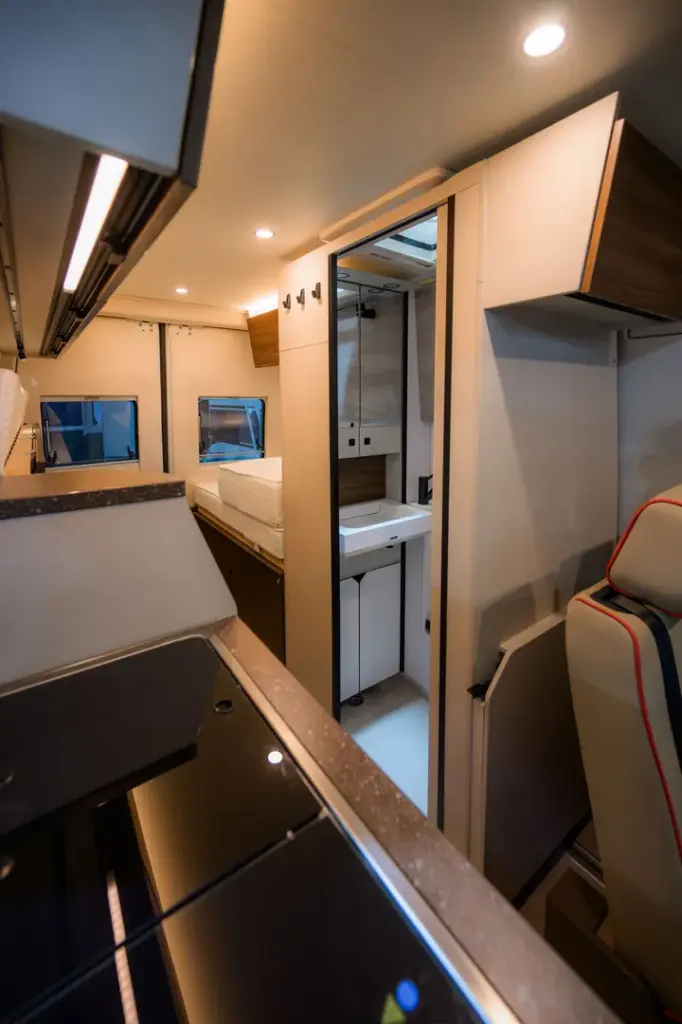 Bürstner Habiton X HMX 6.0 4x4 układ salonu campervana przestrzeń dzienna