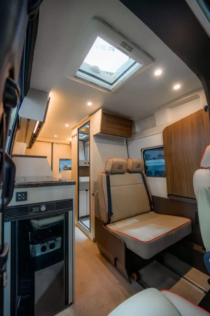 Bürstner Habiton X HMX 6.0 4x4 wnętrze campervana salon z dinettą