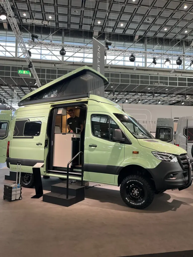 Bürstner Habiton X HMX 6.0 4x4 kamper van widok z przodu i boku
